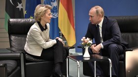 Ruský prezident Vladimir Putin a předsedkyně Evropské komise Ursula von der Leyenová na berlínské konferenci o Libyi (19. 1. 2020)