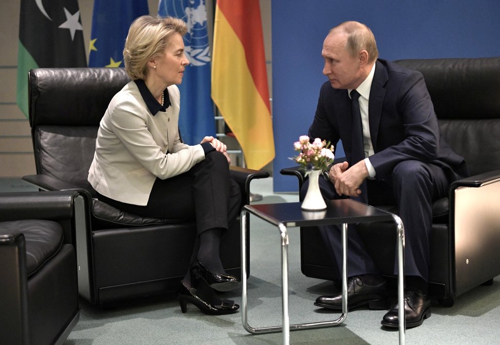 Ruský prezident Vladimir Putin a předsedkyně Evropské komise Ursula von der Leyenová na berlínské konferenci o Libyi (19. 1. 2020)