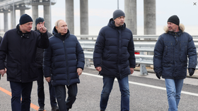Ruský prezident Vladimir Putin na kontrole Kerčského  mostu (5. 12. 2022)
