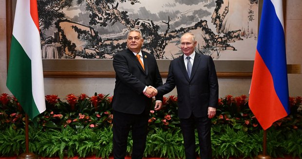 Za Putinem do Číny přispěchal i Orbán. Ruský agresor si pochvaloval vztahy Moskvy a Budapešti