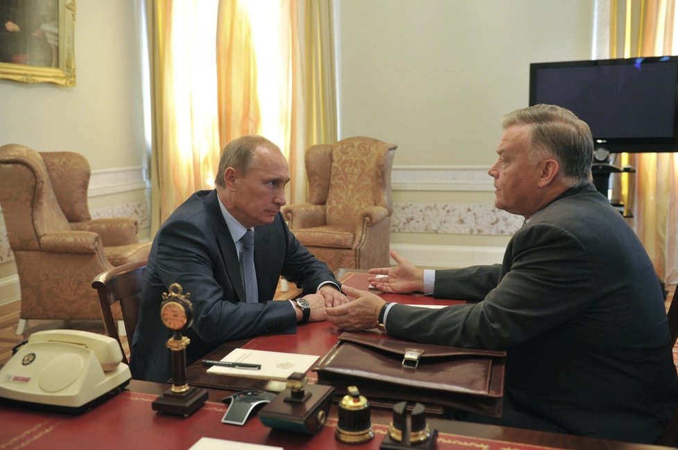 Ruský prezident Vladimir Putin s oligarchou a nyní již bývalým šéfem ruských železnic  Vladimirem Jakuninem