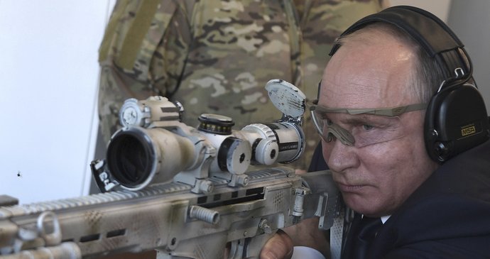 Ruský prezident Vladimir Putin testoval novou pušku zbrojovky Kalašnikov.
