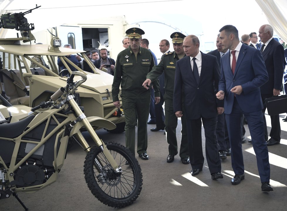 Putin si v muzeum prohlédl i další vojenskou techniku.