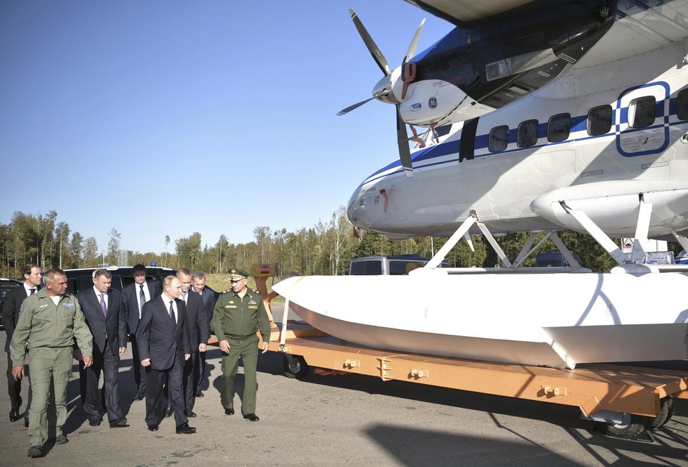 Prezident Vladimir Putin navštívil Vojenské muzeum.