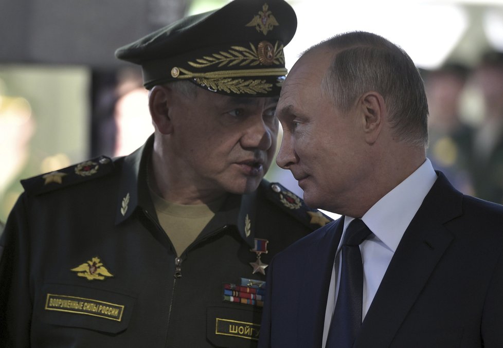 Putina do muzea doprovodil také ministr obrany Sergej Šojgu.