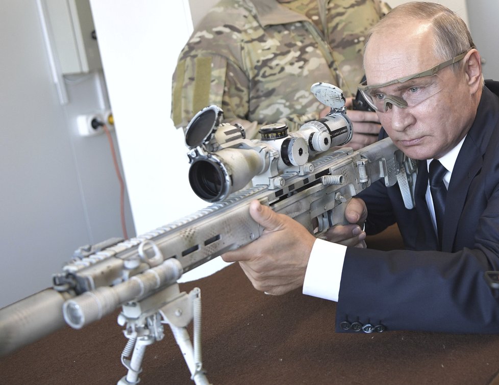 Ruský prezident Vladimir Putin testoval novou pušku zbrojovky Kalašnikov.