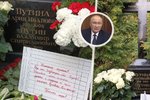 Na hrobě Putinových rodičů se objevil apelující vzkaz.