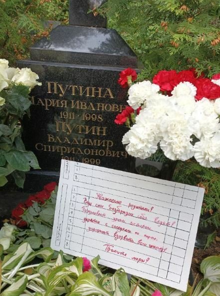 Na hrobě Putinových rodičů se objevil apelující vzkaz.