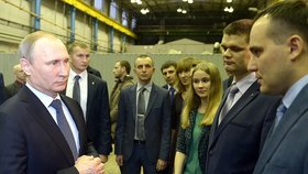 Vladimir Putin na prohlídce zbrojovky Uralvagonzavod