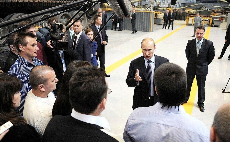 Vladimir Putin na prohlídce zbrojovky Uralvagonzavod.