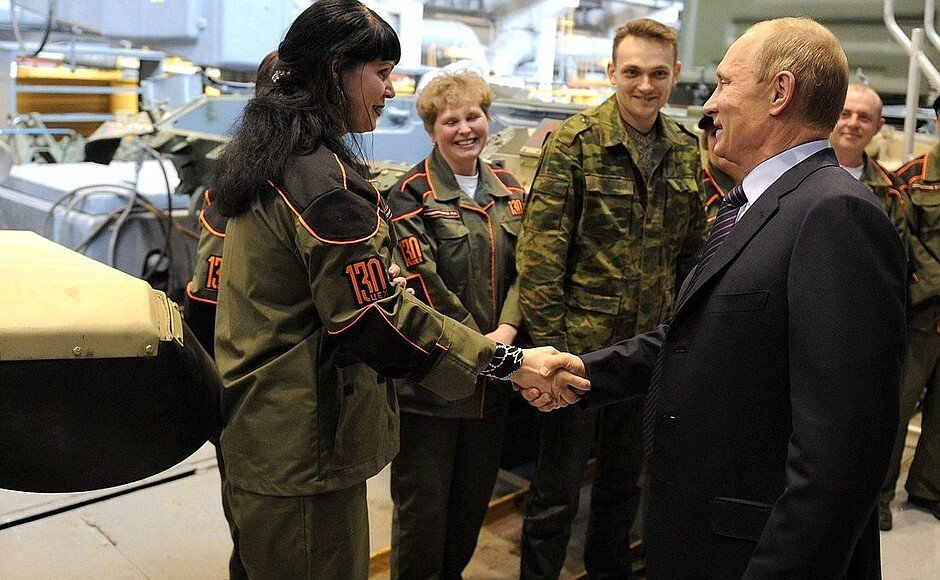Vladimir Putin na prohlídce zbrojovky Uralvagonzavod