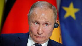 Putinova odveta: Zákaz dovozu potravin z EU a USA pokračuje. A sankce proti 25 Britům