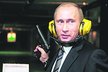 Prezident Putin vlastní i sbírku několika stovek zbraní. A moc rád střílí.