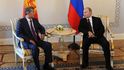 Vladimir Putin na pondělní schůzce s kyrgyzským prezidentem.