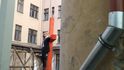 V Rize ukřižovali sochu Putina. Každý kdo přijde, si do ní může zatlouct svůj hřebík
