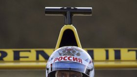 Putin usedl do formule 1 a rychlostí 240 km/hod kroužil na okruhu v Petrohradu