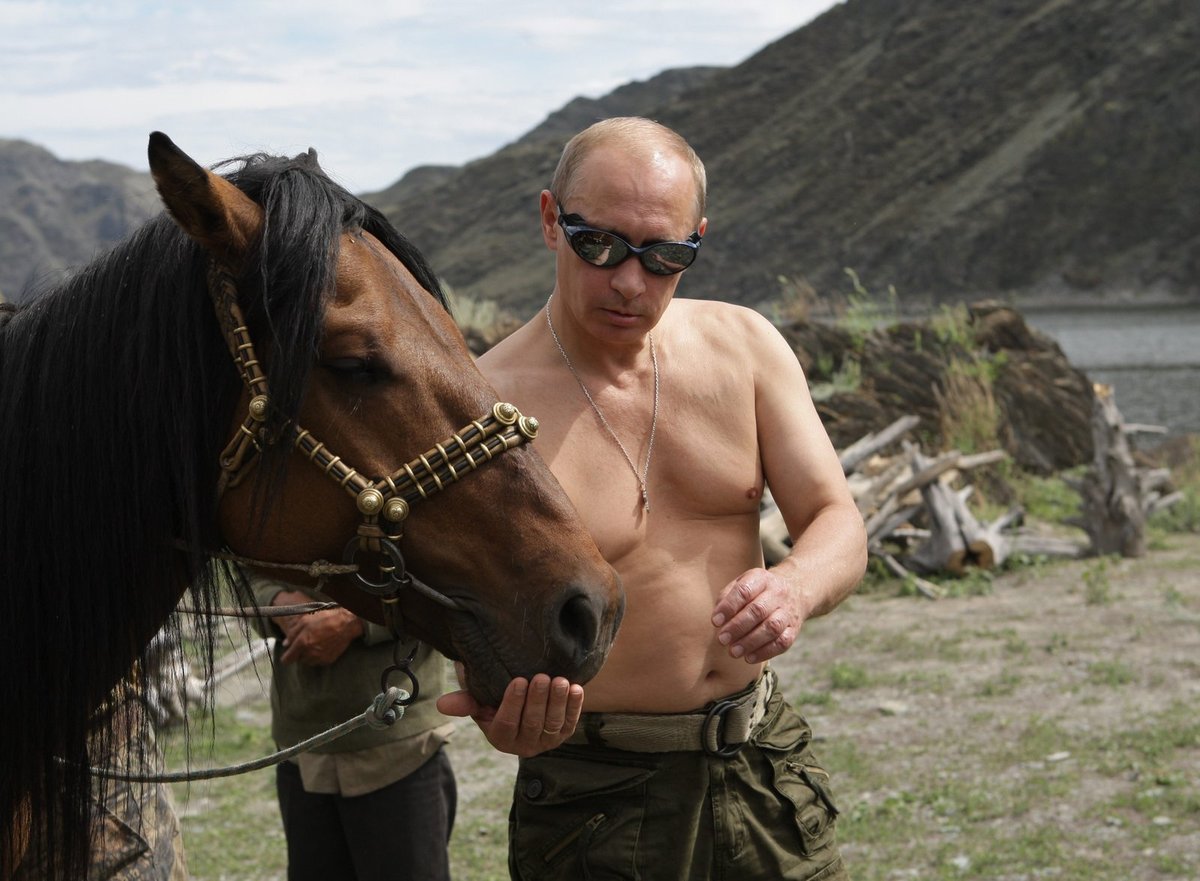 Nejlepší košile? Žádná košile! Putin brázdí na koni drsnou Sibiří zásadně nahoře »bez«.