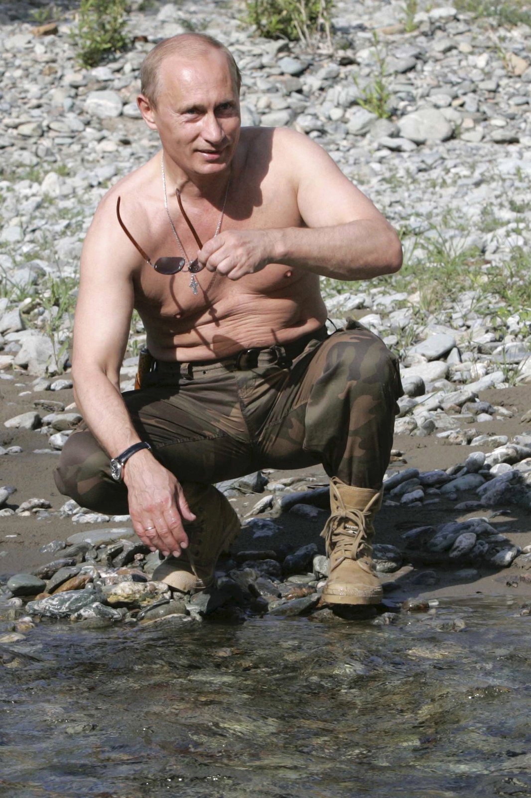 Své tělo dává Vladimir Vladimirovič na odiv tak často, jak je to jen možné. Když pózoval u řeky, odložil pohotově nejenom brýle, ale i vršek...
