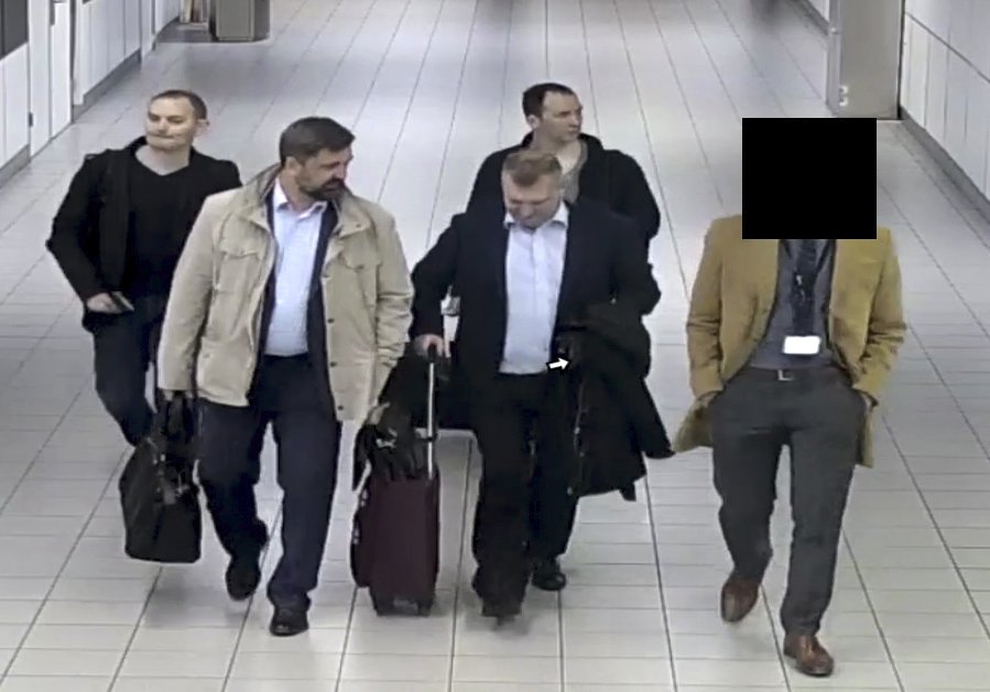 To jsou oni! Zleva Jevgenij Serebrjakov, Alexej Minin, Oleg Sotnikov a Alexej Moreněc na letišti v Amsterdamu právě opouštějí Nizozemsko.