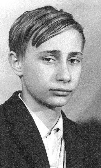 Ve škole zlomil Vladimir Putin spolužákovi nohu. 