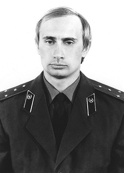 Vladimir Putin v uniformě.