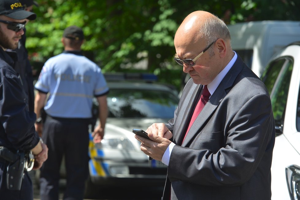 Vladimír Remek při příchodu na ruskou ambasádu v květnu 2018
