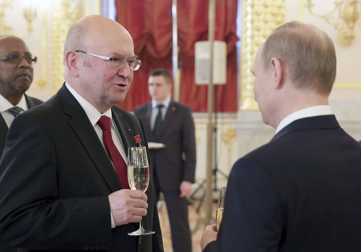 Vladimír Remek při přípitku s ruským prezidentem Vladimirem Putinem
