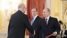 Takto Vladimir Putin převzal pověření českého kosmonauta Vladimíra Remka, který se oficiálně stal velvyslancem v Moskvě