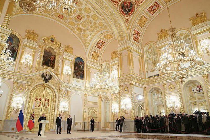 Nablýskaný a pozlacený Alexandrovský palác v Kremlu vzal svého času dech i Remkovu velvyslaneckému předchůdci Petru Kolářovi, který však v čele ruské ambasády skončil na vlastní žádost k 31. prosinci 2012.