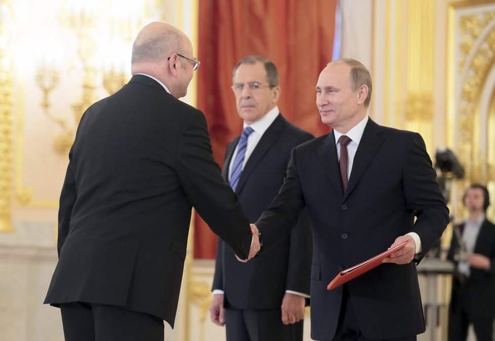 Takto Vladimir Putin převzal pověření českého kosmonauta Vladimíra Remka při jeho nástupu do funkce velvyslance v Moskvě.