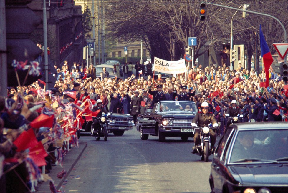 Vladimír Remek, Gustáv Husák a Alexej Gubarev mávají 27. dubna 1978 Pražanům.