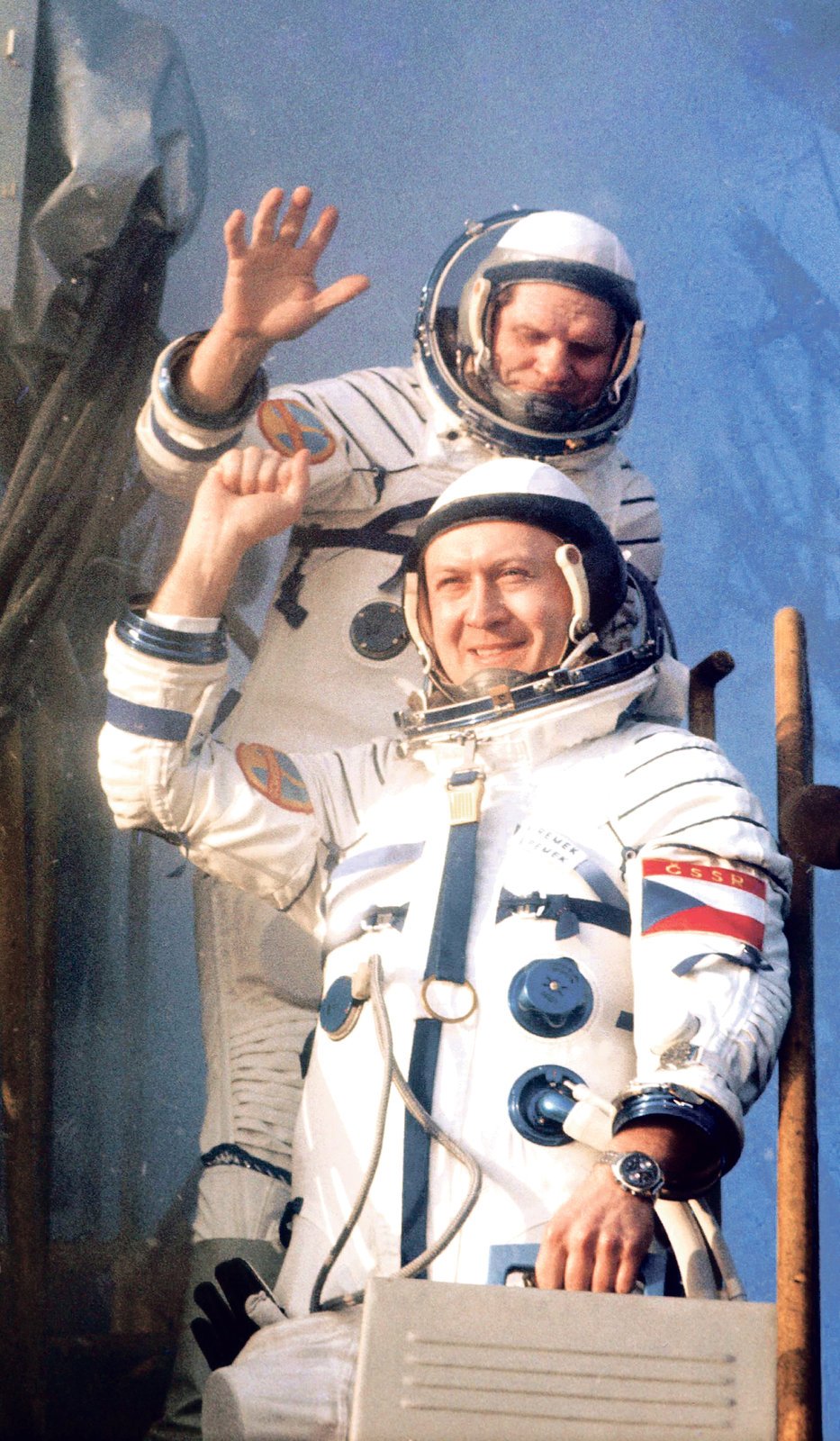 Remek (v popředí) nastupuje s Gubarevem do rakety (2. března 1978 - Bajkonur, SSSR)