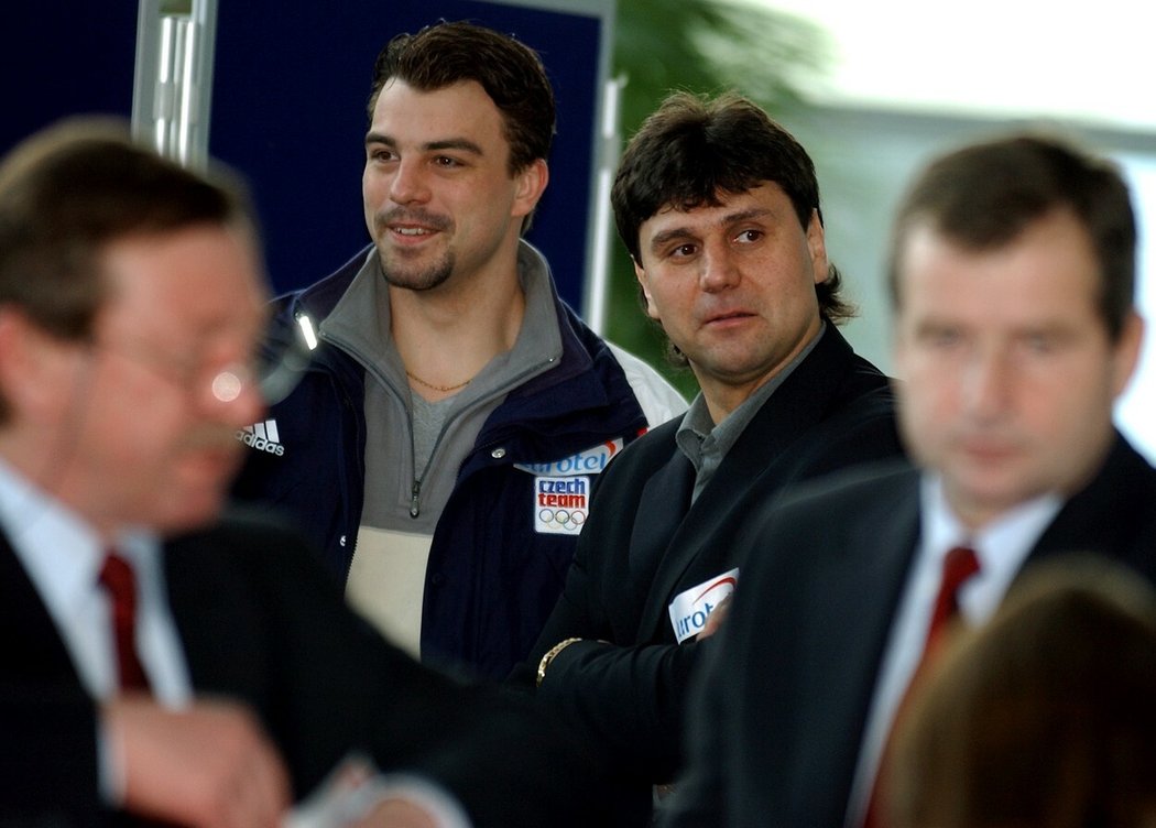 S Vladimírem Růžičkou takhle v roce 2002 letěli na olympiádu. Teď po něm kouč chce 2 301 264 Kč