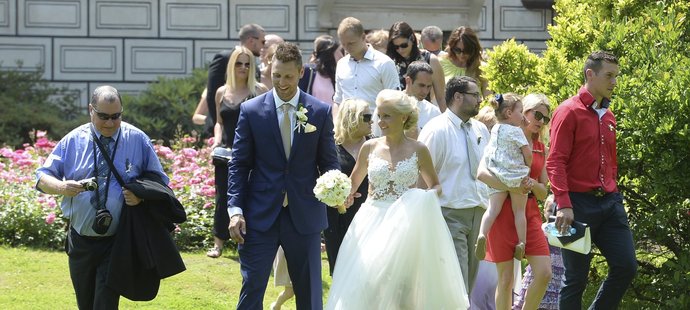 Šaty novomanželky hokejisty Vladimíra Růžičky mladšího pomáhala vybírat také jeho máma. Svatby se bohužel nedožila.