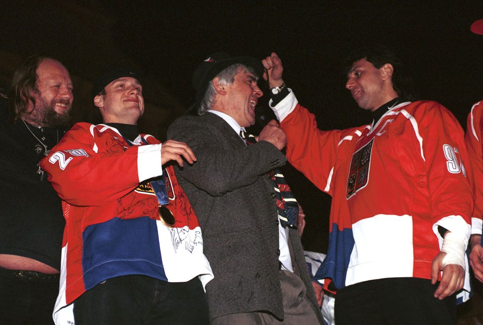 Vladimír Růžička po návratu z Nagana, vedle něj trenér Ivan Hlinka a Martin Straka (rok 1998).