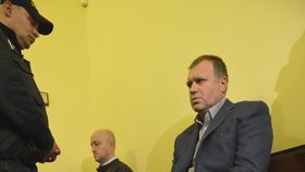 Vladimír Šiška (vpravo), náměstek ministra práce Jaromíra Drábka (TOP 09), je obžalován v několika případech. Vedle něj sedí další obžalovaný Milan Hojer.