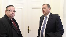 Vladimír Šiška (vpravo) a Vladimír Smejkal (vlevo) měli „přihrát“ IBM miliardovou zakázku.