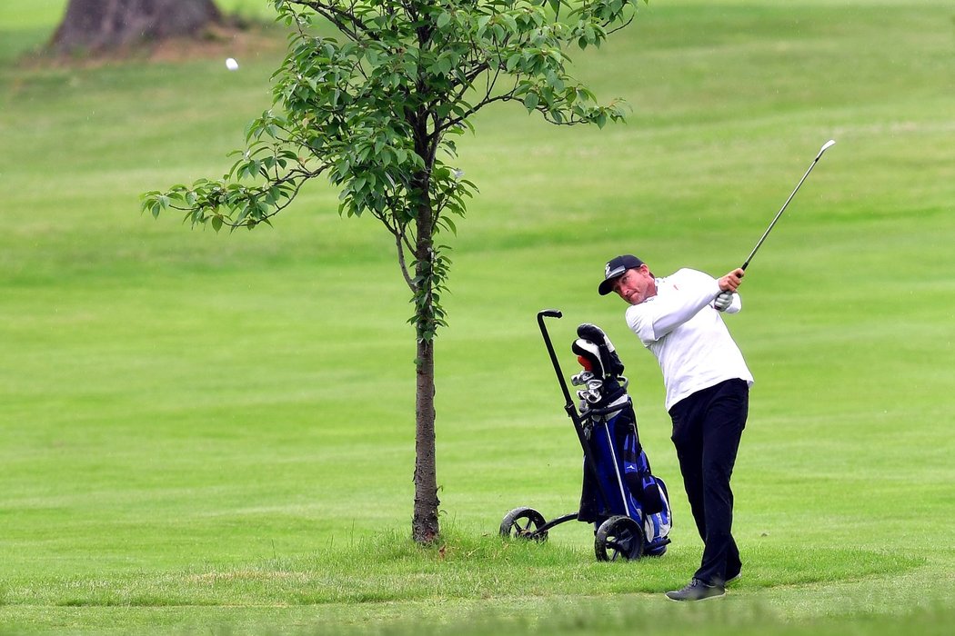 Vladimír Šmicer sledujte míček po odpalu na golfovém turnaji někdejších fotbalových hvězd