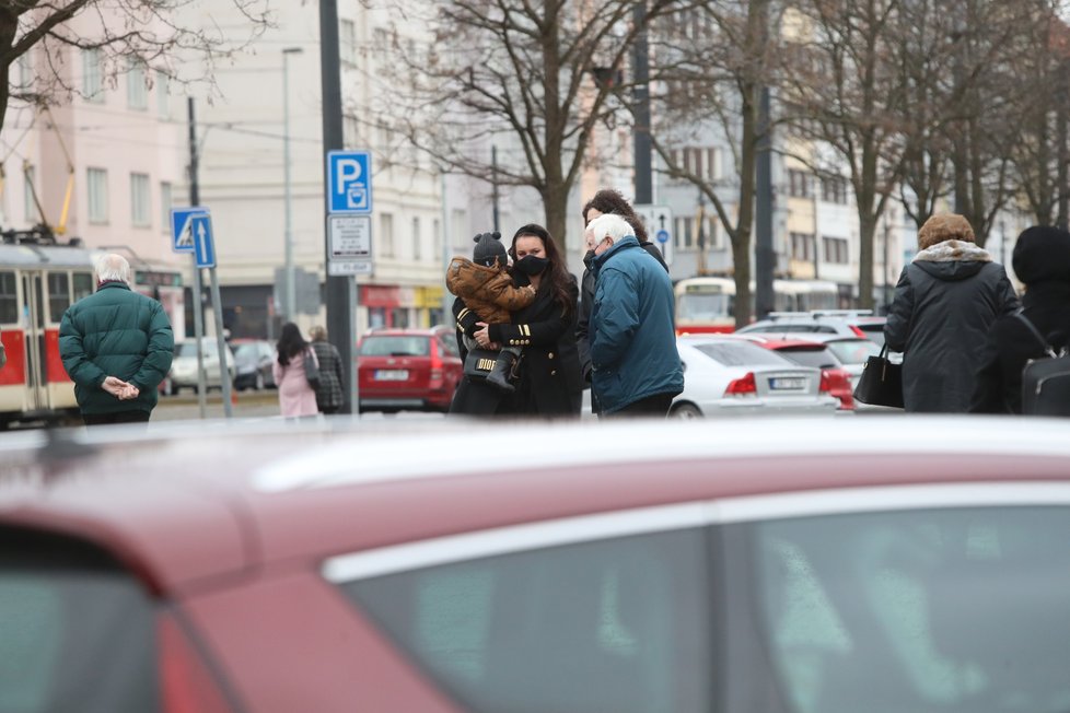 Pohřeb Vladimíra Suchánka: Ewa Farna se synem Arturem