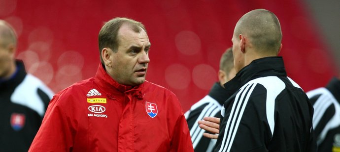 Hlavný tréner slovenskej futbalovej reprezentácie Vladimír Weiss (vľavo) v rozhovore s Martinom Škrtelom.