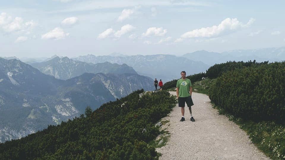 V 16 letech přišel Vladimír o nohu. Život mu tím ale nezhořkl, naopak se naučil žít bez ní, sportoval, zařídil si i řidičák, o kterém odmala snil. A hlavně cestoval.