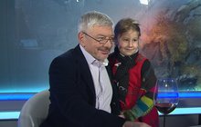 Důchodce s malou dcerou a vínem: Železný opět řídí televizi!