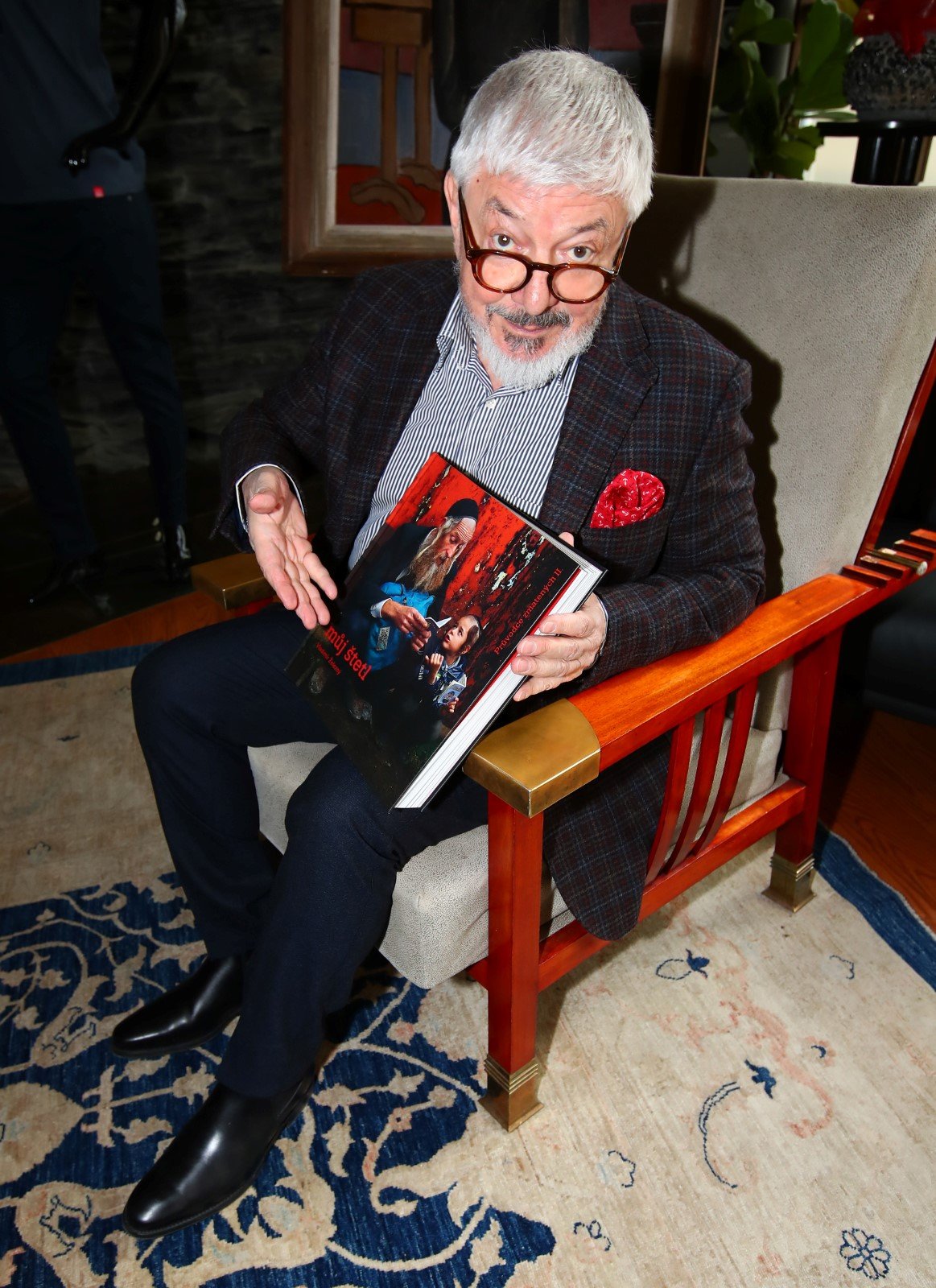 Vladimír Železný drží v ruce svoji knihu s názvem Můj štetl.  