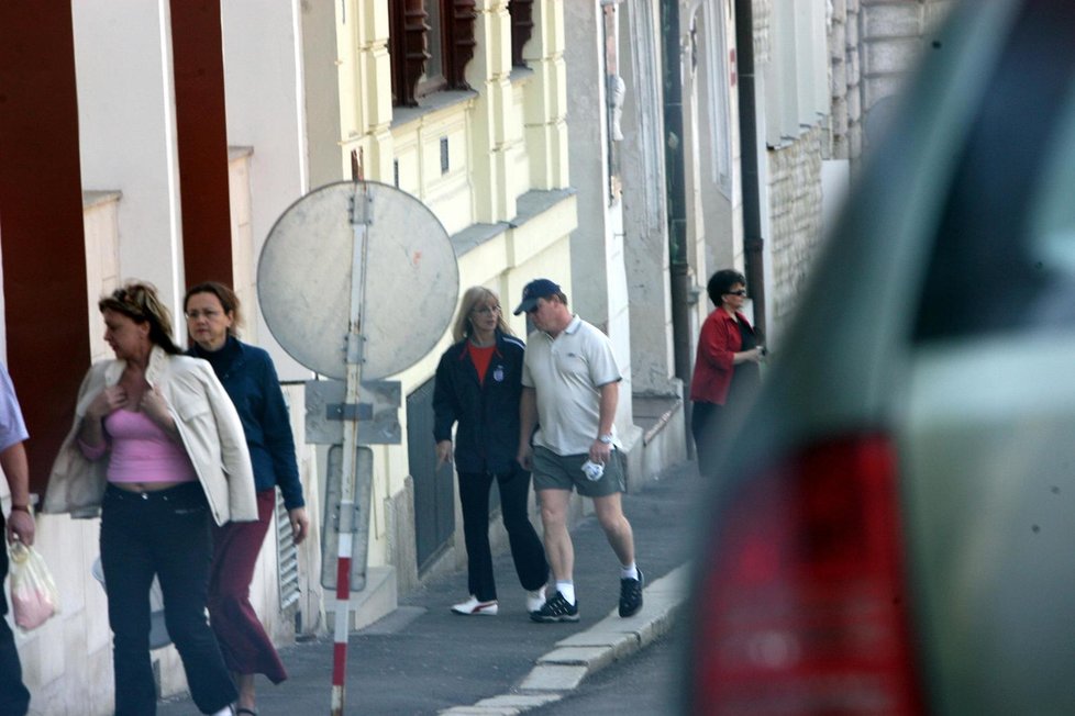 Husáka přistihli v roce 2011 s milenkou.