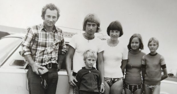 Vláďa (druhý zleva) s rodinou Bena, kterého v Bulharsku zachránil.