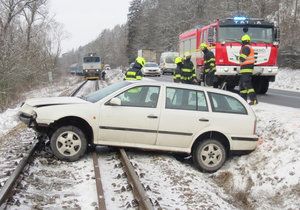 Drama na Třebíčsku: Řidič (18) skončil s autem na kolejišti, rychlík zastavil pár metrů před ním!