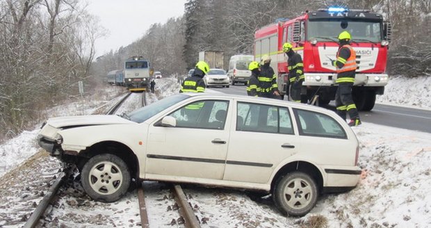 Drama na Třebíčsku: Mladý řidič (18) skončil s autem v kolejišti, policisté stavěli rychlík!