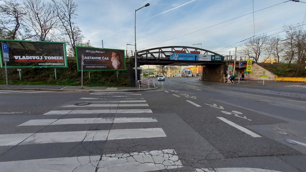 Odkaz Vladivoje Tomka připomíná billboard n rozhraní Letné a Holešovic poblíž Výstaviště. 