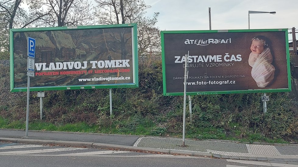 Odkaz Vladivoje Tomka připomíná billboard n rozhraní Letné a Holešovic poblíž Výstaviště. 