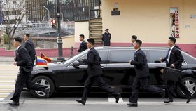 Severokorejský vůdce Kim Čong-un dorazil do Vladivostoku, po slavnostním uvítání nasedl do své limuzíně a za doprovodu běžících bodyguardů odjel, (24.04.2019).